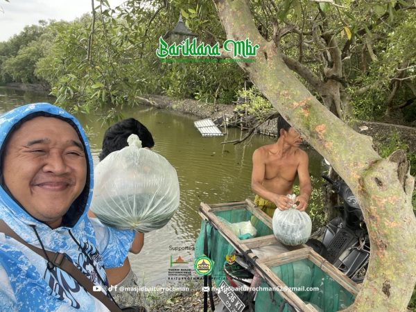 Penebaran Bibit Bandeng dan Udang Vaname untuk Kemaslahatan Umat dan Kemakmuran Masjid Baiturrochman
